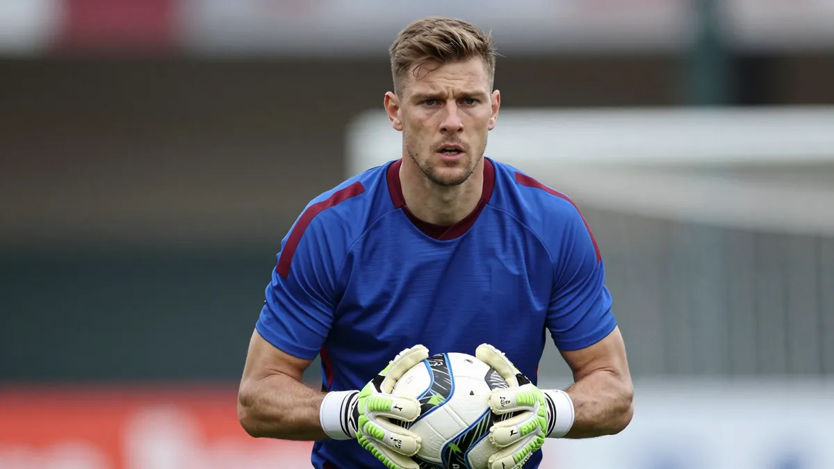 Mansfield Town Signs Goalkeeper Liam Roberts to New Contract